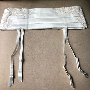 La perla silk satin suspenders